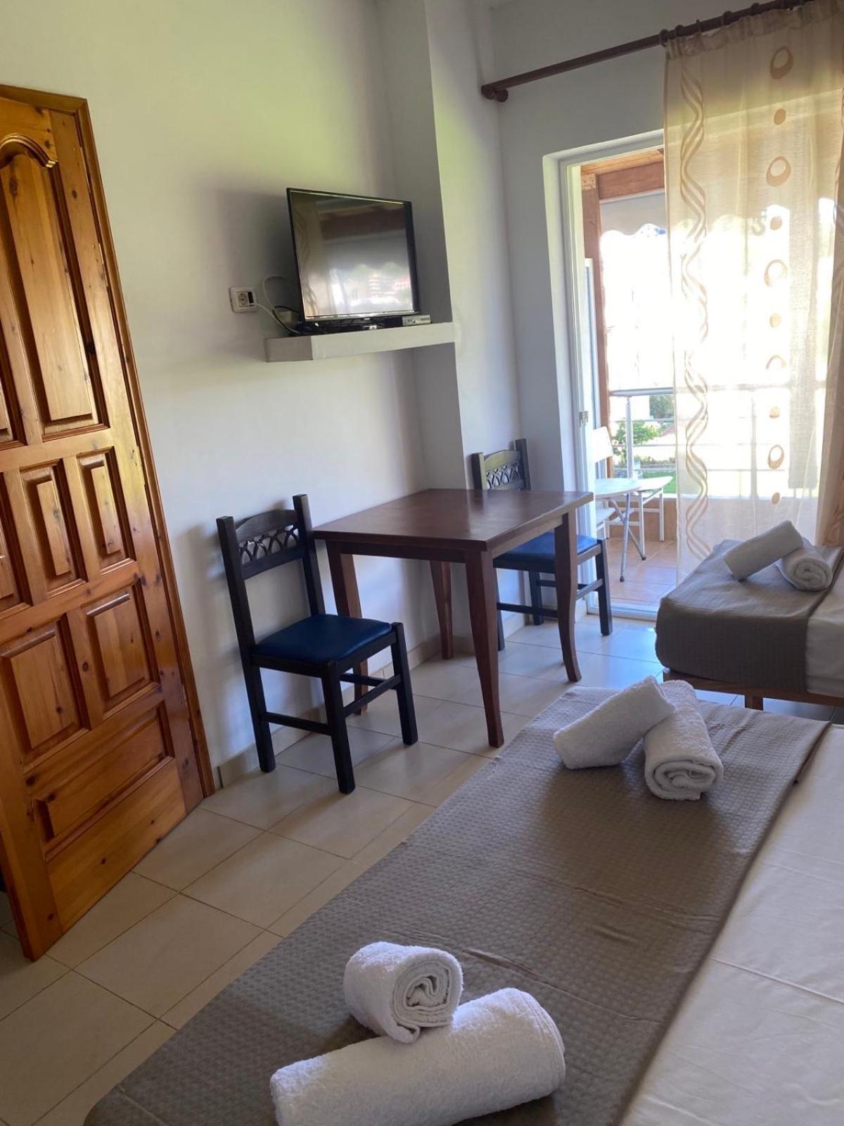 Ilias Family Rooms Himare Eksteriør bilde