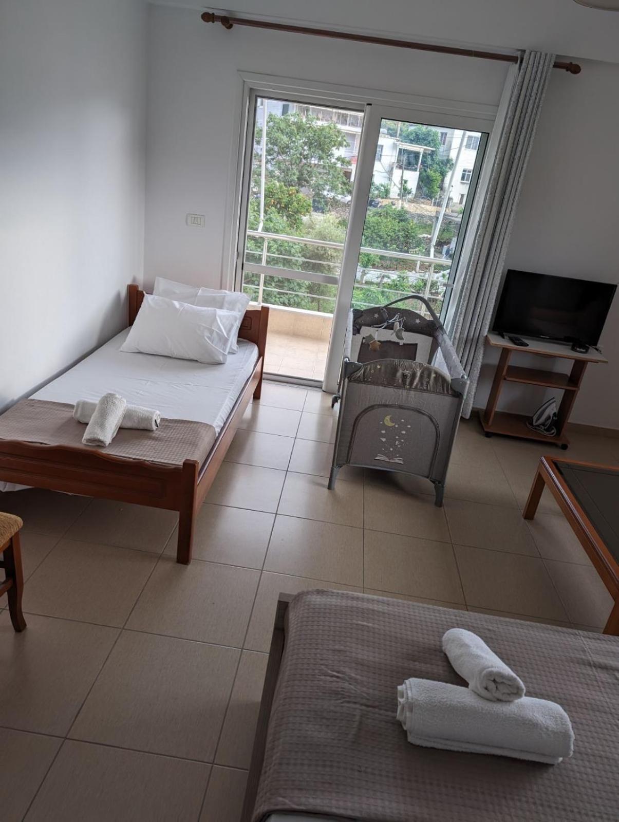 Ilias Family Rooms Himare Eksteriør bilde